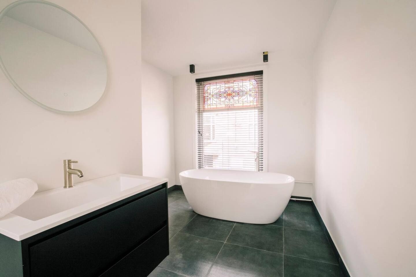 Xxl Loft With Bath Located Stadsvilla Tilburg Kültér fotó